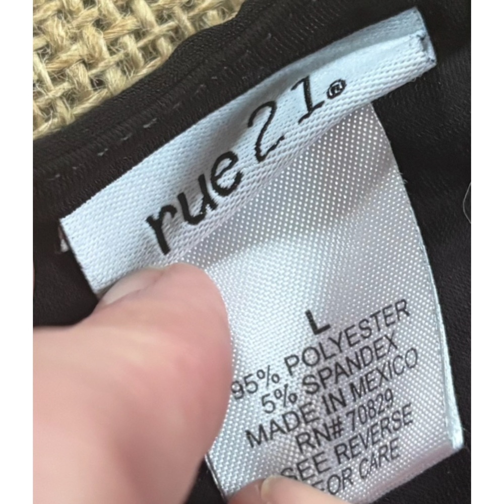 Black Fitted Crop Top Tank Top Shirt Juniors Size Large Square Neckline Neutral - Picture 2 of 5